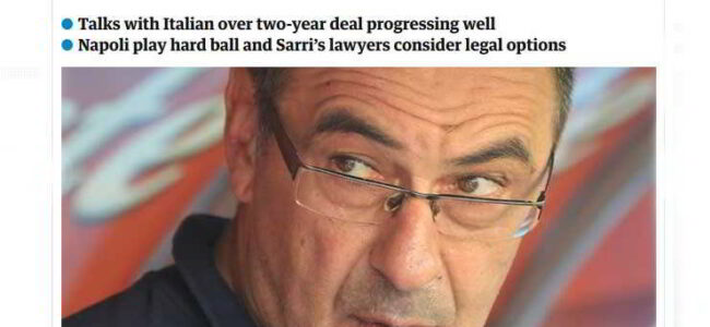 Il Chelsea non pagherà la clausola di Sarri. Situazione complessa, potrebbe intervenire la Fifa. Gli avvocati sono a lavoro per liberare Sarri dal suo contratto dal Napoli.