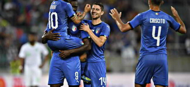 Al raduno di Coverciano Balotelli prende in giro Insigne: "Ma quanto è bello Lorenziello". Insigne: "Non ne posso più". Mario Balotelli è scatenato, con il suo compagno di Nazionale Lorenzo Insigne.