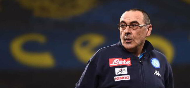 Il futuro di Sarri in bilico tra Napoli e Londra. Abramovic pensa seriamente al tecnico del Napoli e De Laurentiis si è cautelato contattando Ancelotti.