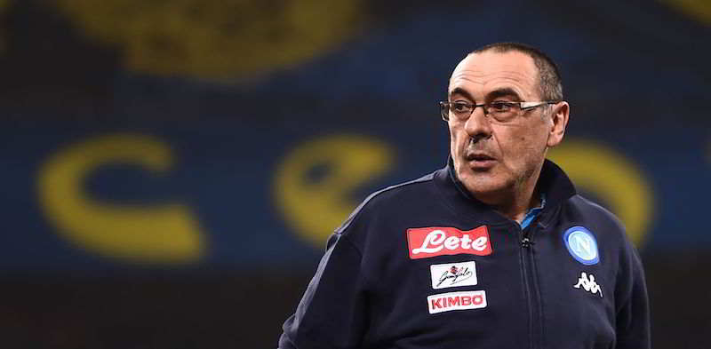 Il futuro di Sarri in bilico tra Napoli e Londra. Abramovic pensa seriamente al tecnico del Napoli e De Laurentiis si è cautelato contattando Ancelotti.