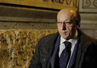 Spopolano sul web gli ultras del Napoli in preghiera per Don Luciano. MOGGI VIVE ! Goliardia Napoletana contro lo scudetto rubato. La preghiera per Moggi:"...Non avrò paura se tu sei con me. Don Luciano prego per te. Nato da Maria nato da Gesù..."