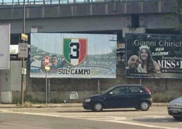 Spunta a Napoli il cartellone" 3 sul campo". La juventus si fregia sul suo sito ufficiale di due scudetti in più tolti dalla giustizia sportiva (sarebbero molti di più), gli azzurri rispondono con "tre sul campo". Ecco perchè.