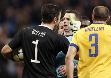 Champions League, Tre giornate di squalifica per Buffon. È la sanzione comminata per l'espulsione in Real Madrid-Juve dell'11 aprile e per le successive dichiarazioni sull'arbitro Oliver.