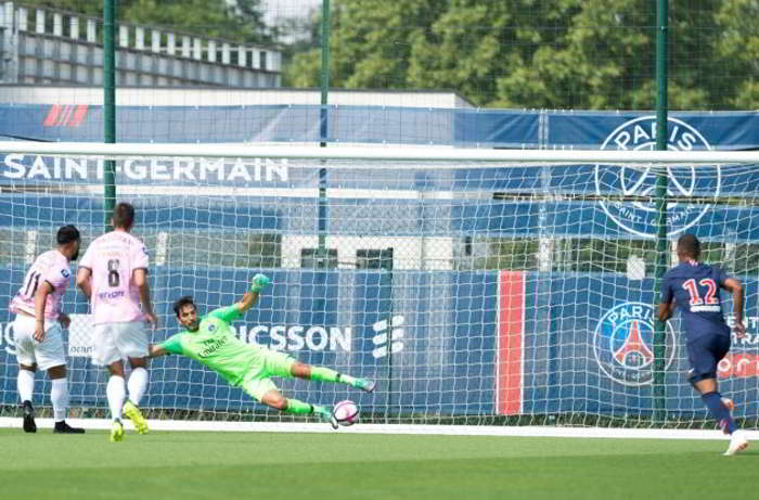 Brutta figura di Buffon all'esordio con il PSG: "due gol subiti e rigore causato"