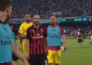 La reazione di Higuain dopo la rimonta del Napoli . Reina e Albiol...