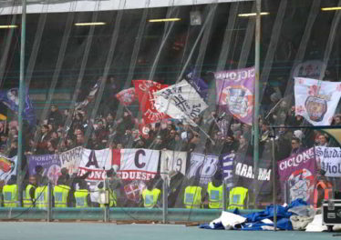 Cori razzisti dei tifosi della Fiorentina: "Terroni quanto puzzate"