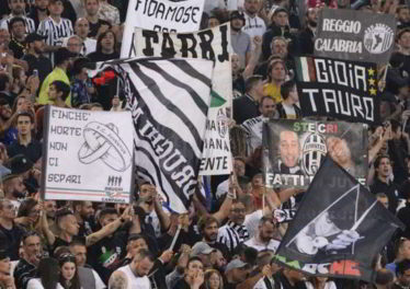 Drughi striscioni contro la Juve e i napoletani