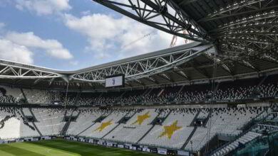 Il giudice sportivo ha squalificato la curva sud della Juventus per i cori contro i napoletani. Ai bianconeri anche una multa da 10mila euro.