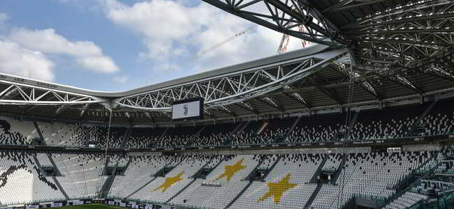 Il giudice sportivo ha squalificato la curva sud della Juventus per i cori contro i napoletani. Ai bianconeri anche una multa da 10mila euro.