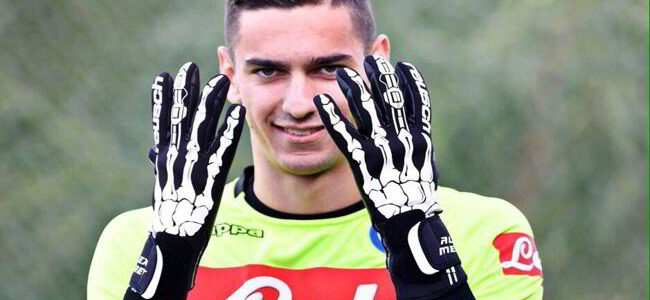 Il Napoli si allena ad Halloween. Che sfida tra zucche e punizioni...