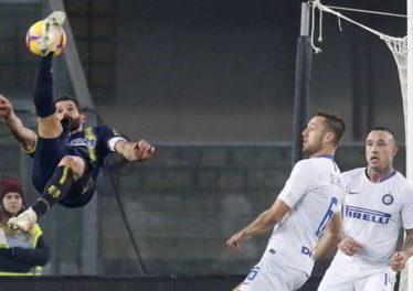 Il Napoli a +8 sull'Inter. Gli azzurri aumentano il vantaggio sulla terza. Al 91′ Pellisier punisce i nerazzurri regalando il pareggio al Chievo.