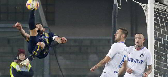 Il Napoli a +8 sull'Inter. Gli azzurri aumentano il vantaggio sulla terza. Al 91′ Pellisier punisce i nerazzurri regalando il pareggio al Chievo.