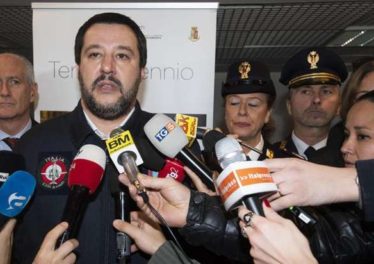 Salvini: "Vesuvio lavali col fuoco? Vale Milano in fiamme..."