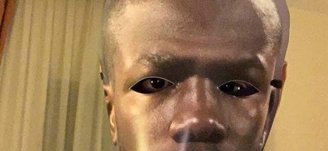 Maschere per Koulibaly. Le curve del San Paolo in lutto.