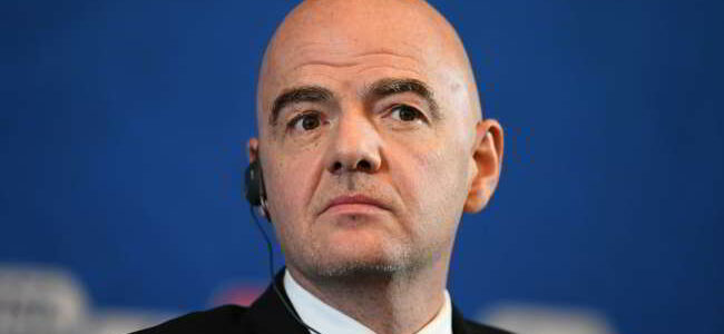 Infantino scioccato per i cori a Koulibaly. Il presidente della Fifa invia nuove regole agli arbitri per gli episodi di razzismo.
