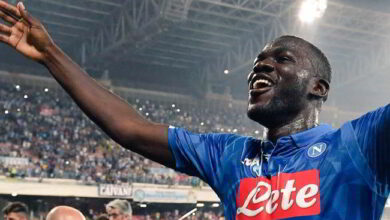 Koulibaly ha rinnovato con il Napoli. Il difensore senegalese ha firmato un prolungamento da 6 milioni di euro netti, senza clausola rescissoria.