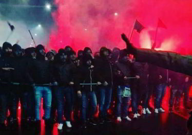 Il video dell'agguato degli ultras dell’Inter ai tifosi napoletani e i violenti scontri costati la vita al 35enne Daniele Belardinelli.