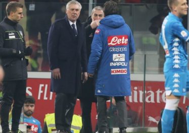 Napoli, Mario Rui non da la mano ad Ancelotti. Il mister risponde così