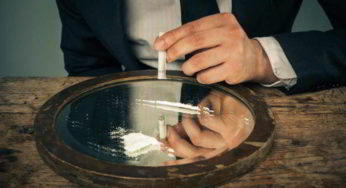 CLAMOROSO: Giocatore di Premier League trovato a sniffare cocaina in bagno