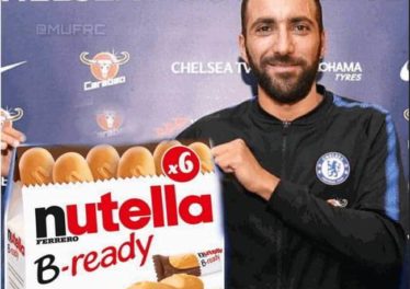 Higuain traditore. I tifosi del Chelsea gli danno la mazzata finale