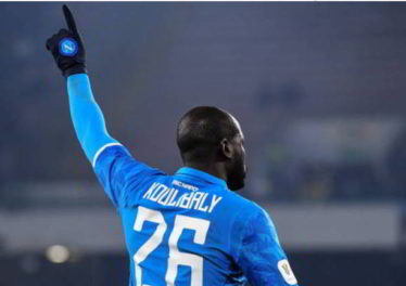 Koulibaly sarà al San Paolo. Il difensore senegalese assisterà a Napoli-Lazio in compagni di De Laurentiis. Messaggio alla squadra via social.