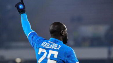 Koulibaly sarà al San Paolo. Il difensore senegalese assisterà a Napoli-Lazio in compagni di De Laurentiis. Messaggio alla squadra via social.