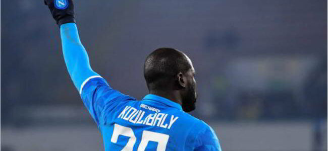 Koulibaly sarà al San Paolo. Il difensore senegalese assisterà a Napoli-Lazio in compagni di De Laurentiis. Messaggio alla squadra via social.