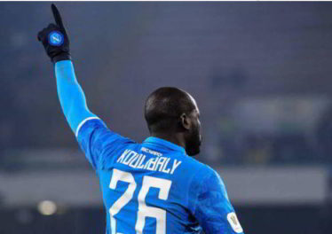 De Laurentiis blinda Koulibaly. Il calciomercato del Napoli partirà dal difensore senegalese. Koulibaly partirà solo in un caso.