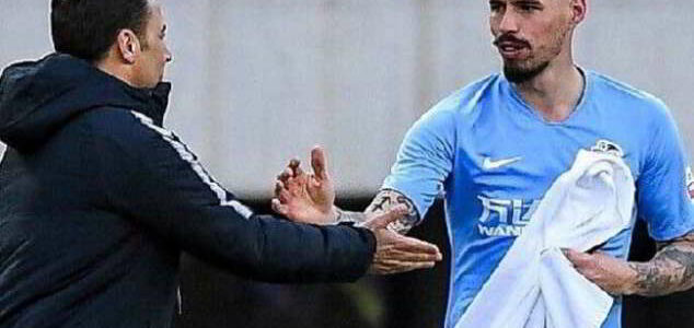 Hamsik perde contro Cannavaro. Bellissimo gesto nel dopo gara