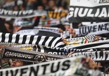 Napoli, gli Juventini provocano sui social. Il questore li dirotta al porto