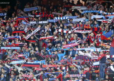 Gemellaggio Genoa-Napoli. Il sito dei grifoni lo celebra, uno striscione lo mette in discussione.