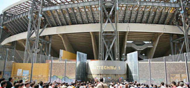 San Paolo: "Con le stampelle non si entra", tifoso scoppia in lacrime...