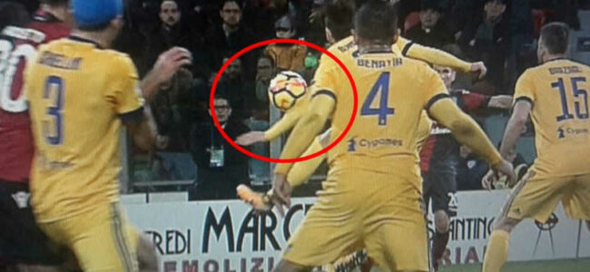 Il Cagliari furioso per il rigore, ricordate cosa accadde con Bernardeschi?