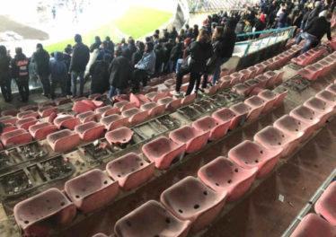 Napoli, i tifosi portano via i sediolini del San Paolo