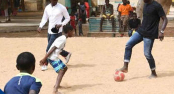 Koulibaly gioca con i bambini in Senegal. La foto fa il giro del web