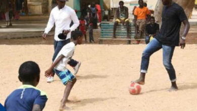 Koulibaly gioca con i bambini in Senegal. La foto fa il giro del web