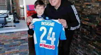 Foto – Le maglie di Insigne e Milik per il piccolo Mario. Che promessa dal bomber polacco