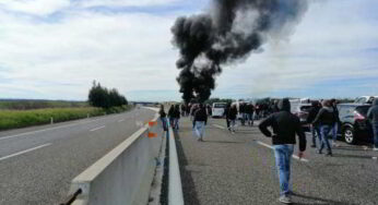 Ultras del Bari aggrediscono tifosi del Lecce: pulmini incendiati, a bordo anche bambini