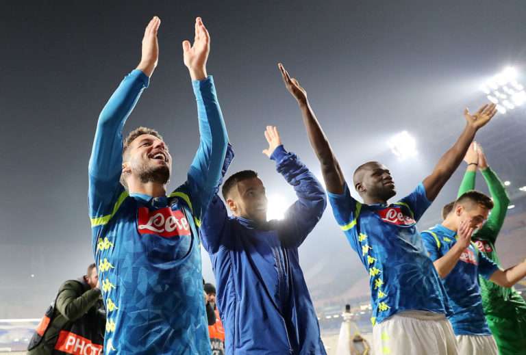 calciatori del Napoli aiutano i dipendenti in difficoltà