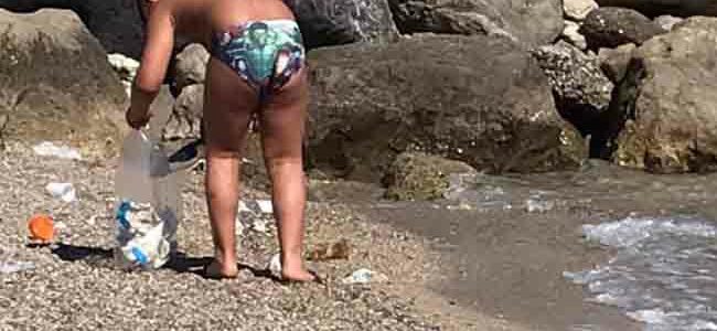 bambino pulisce spiaggia castellammare