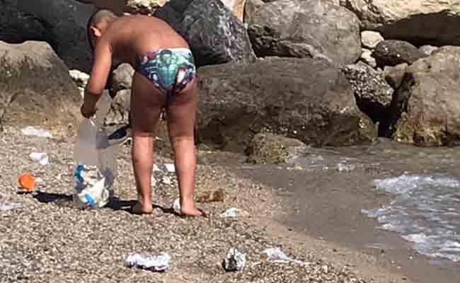 bambino pulisce spiaggia castellammare