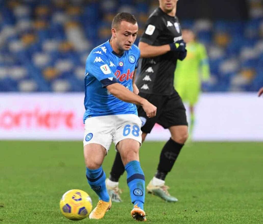 Napoli, Lobotka superato dall’arbitro. I tifosi: “Sembra Cannavacciuolo”
