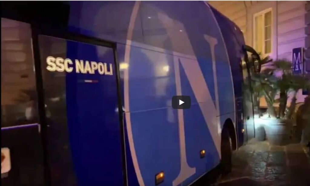 VIDEO- Napoli,  l’arrivo della squadra a Palazzo Caracciolo: ‘cacciate le pa**e. Giocate per la maglia’