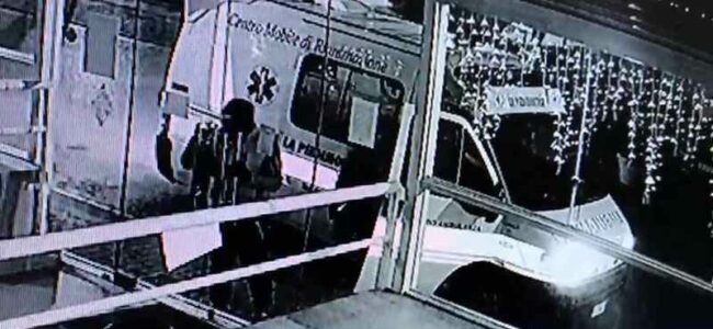 video ambulanza furto