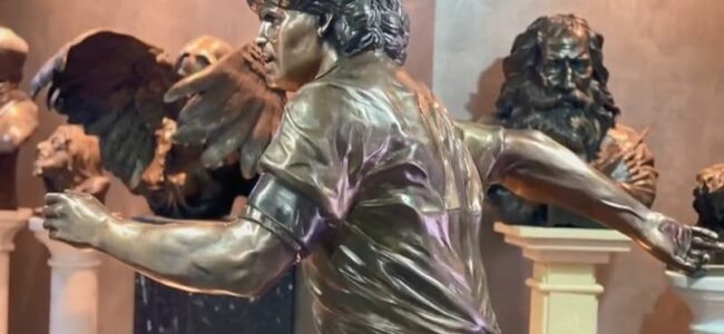 La statua di bronzo di Maradona