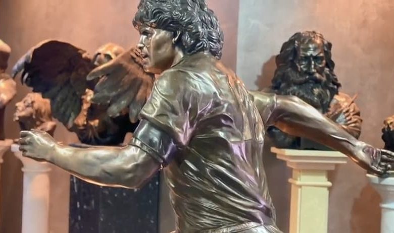 La statua di bronzo di Maradona