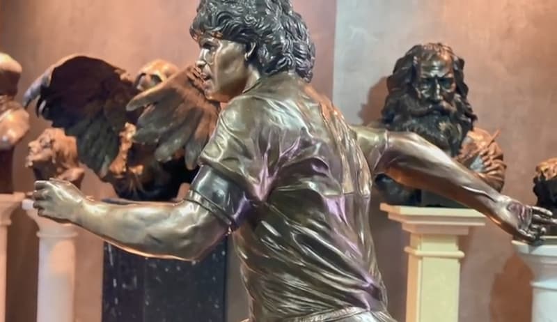 La statua di bronzo di Maradona
