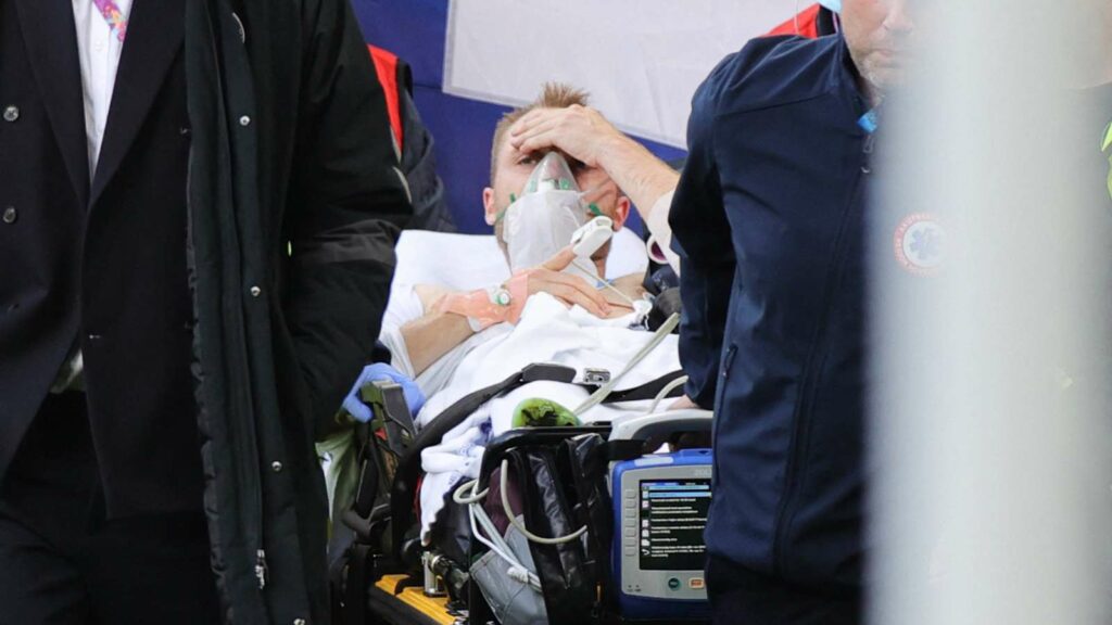 Eriksen, sviene in campo durante Danimarca-Finlandia: I medici intervengono con il massaggio cardiaco
