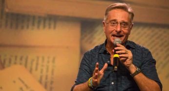 Bonolis punge Chiellini: “Si butta come se gli avessero sparato”