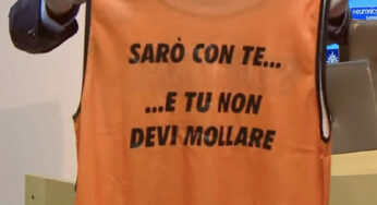 FOTO – “Sarò con te” sulla casacca di allenamento del Napoli